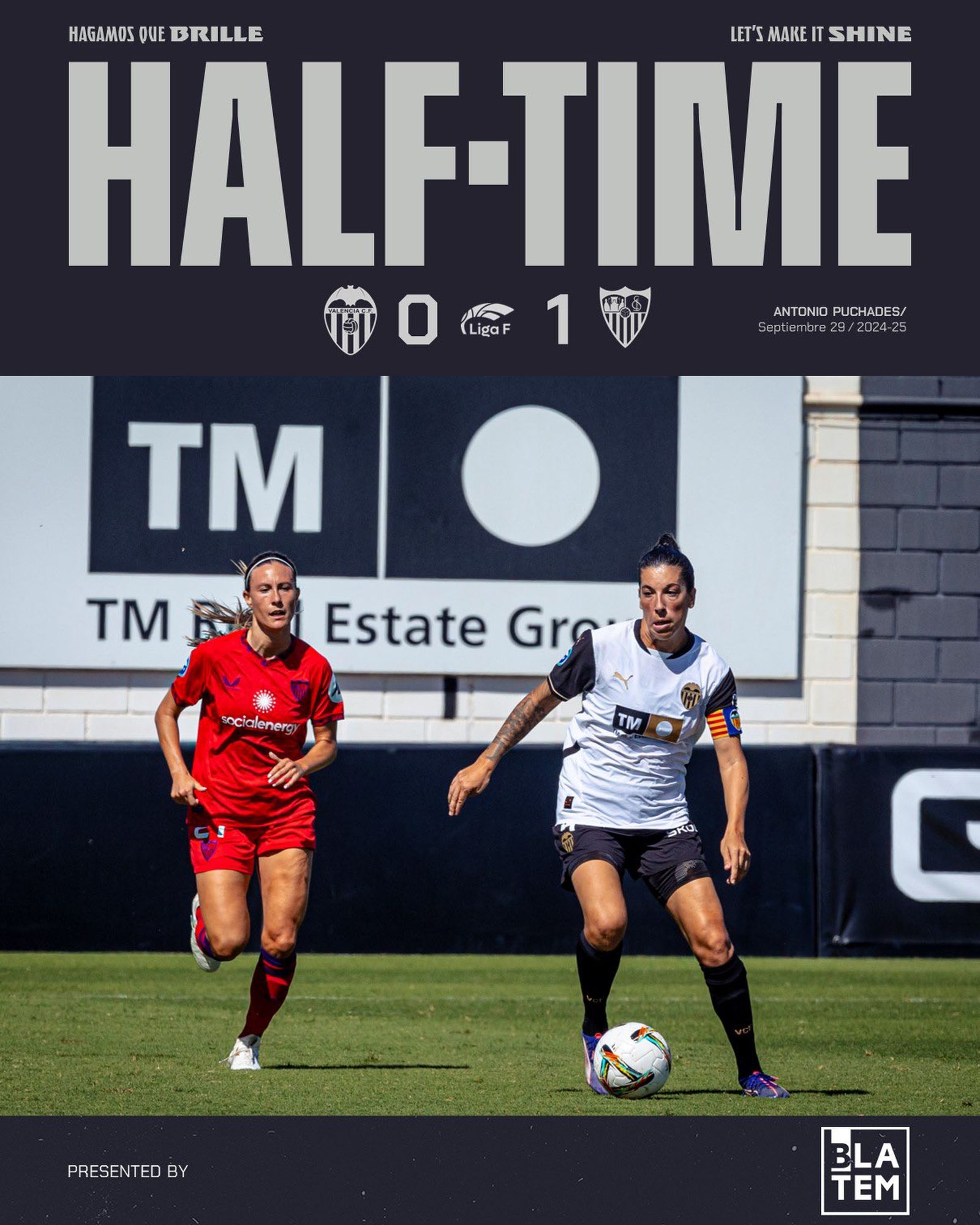 La valencianista Marta Carro conduce el balón ante la presión de Gemma Gili.