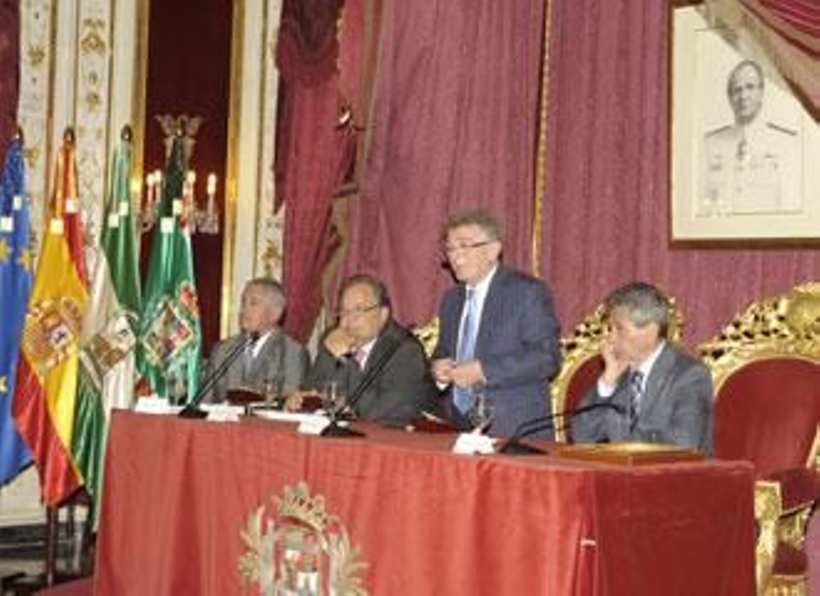 El Cádiz recibe la medalla de oro de la FAF por su centenario