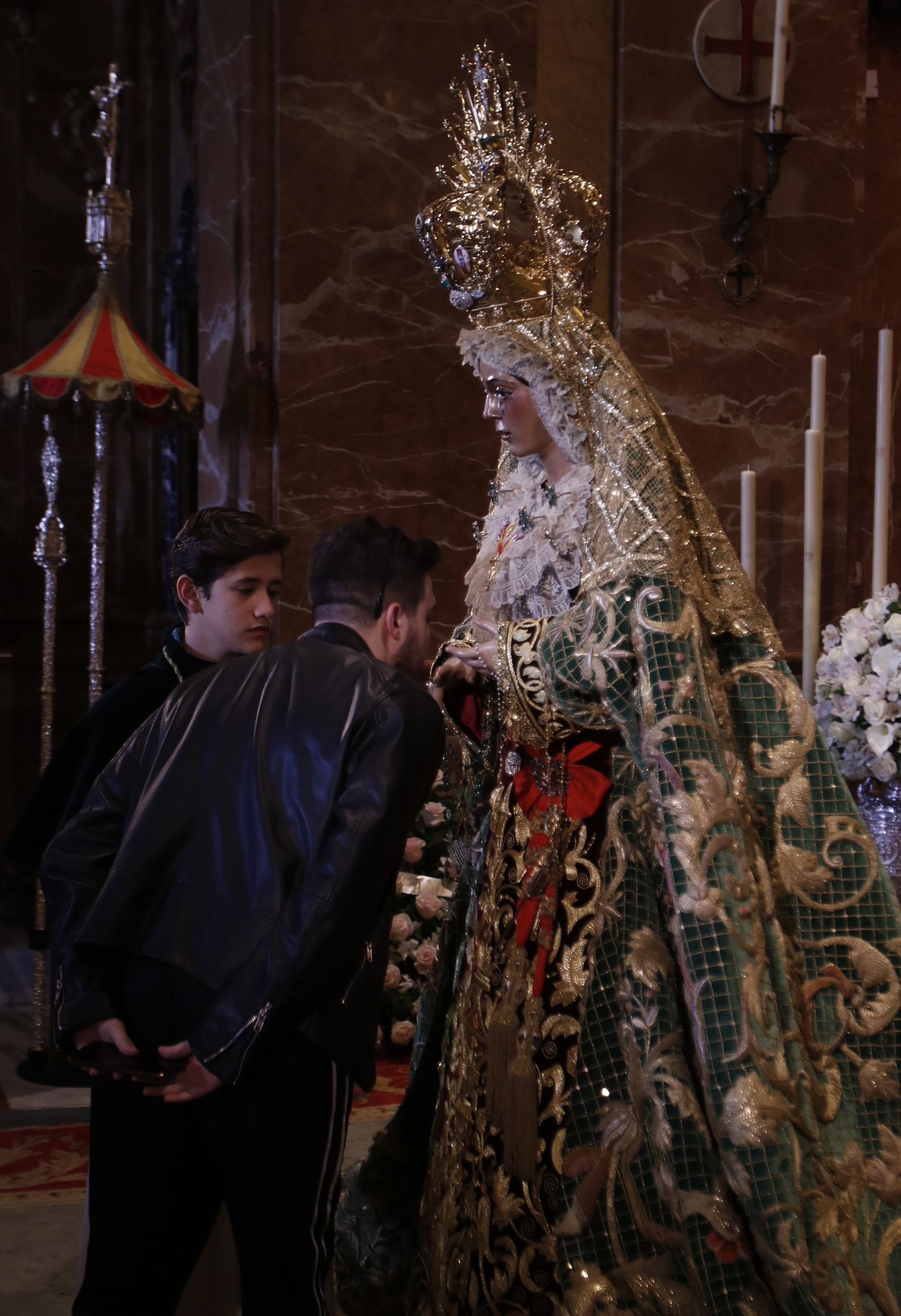 Besamanos de Esperanza de Triana y Macarena