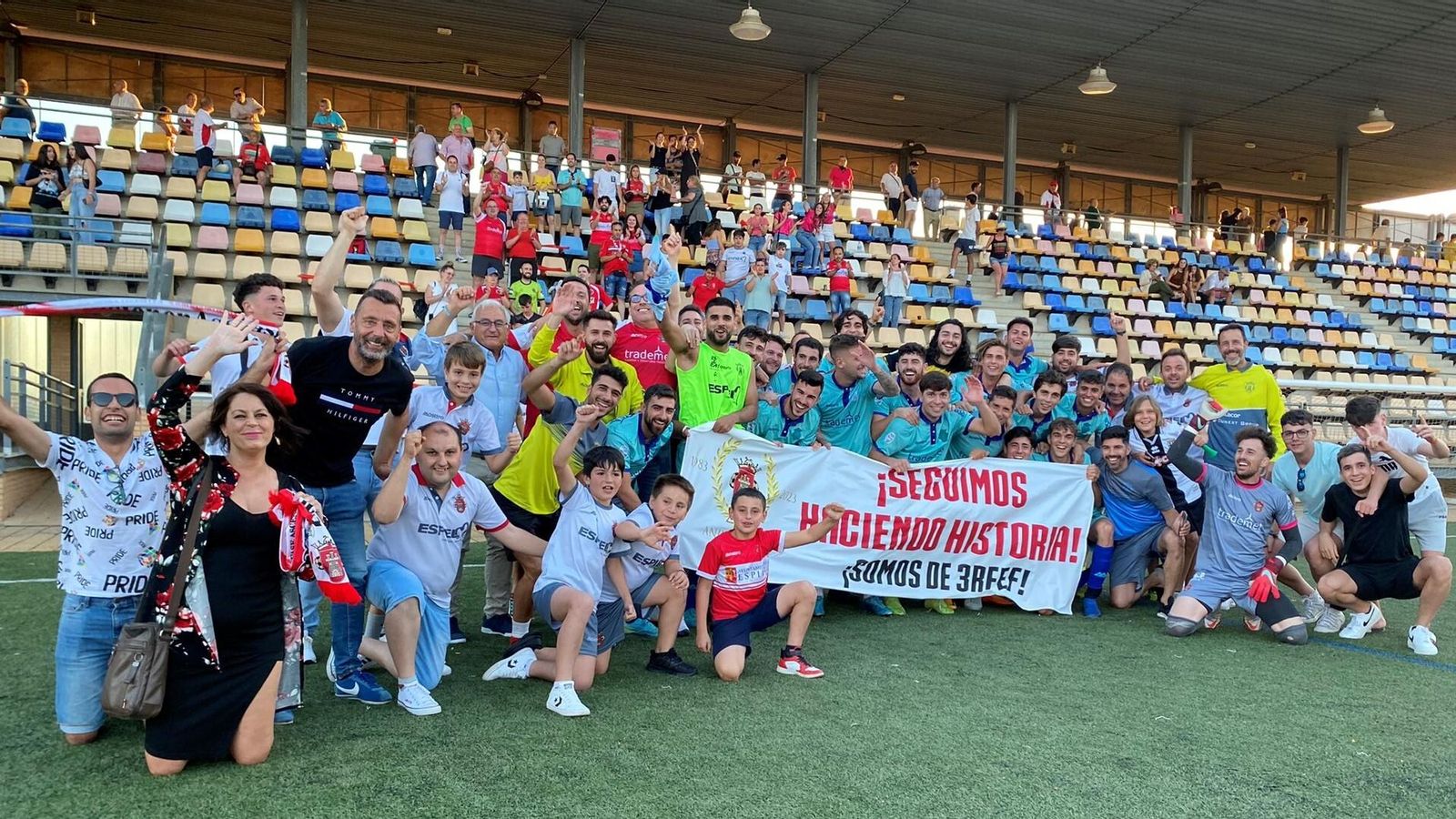 Los jugadores y cuerpo técnico del Atlético Espeleño celebran su ascenso a Tercera RFEF.