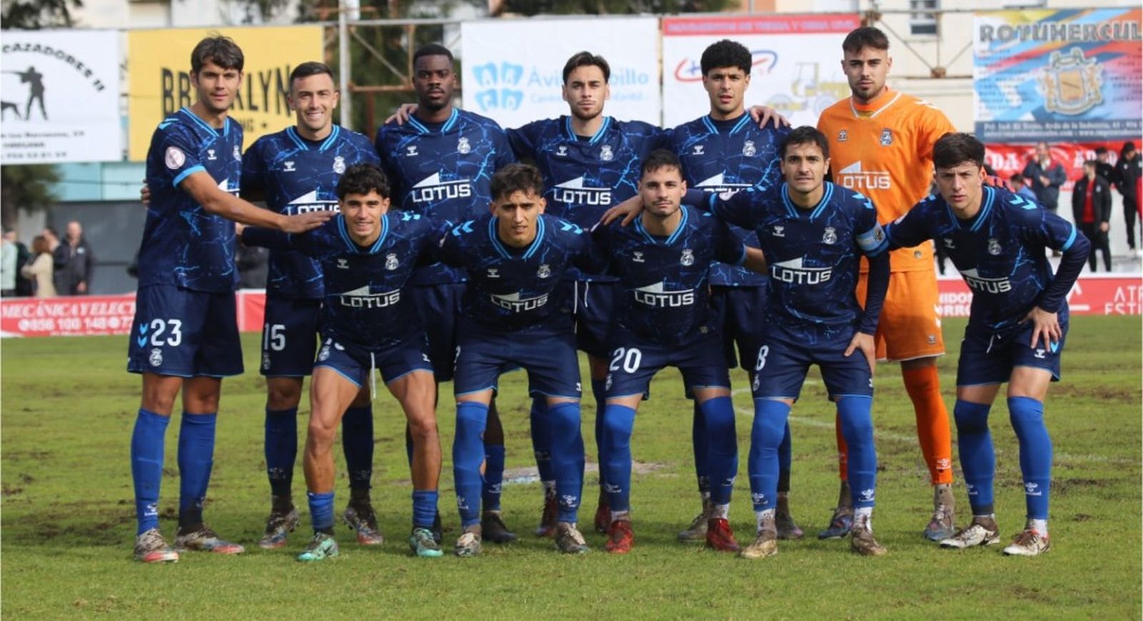Once inicial de la Balona, que viste totalmente de azul en Chiclana