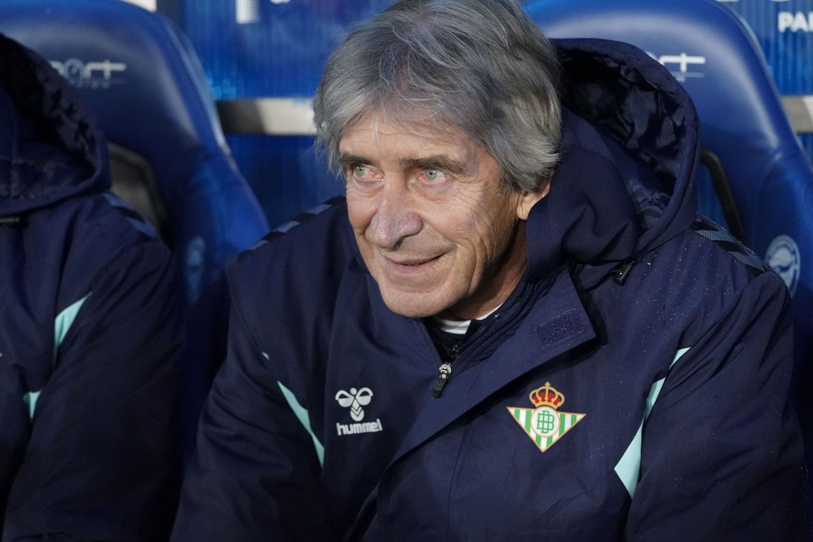 Manuel Pellegrini, en el banquillo visitante de Mendizorroza.