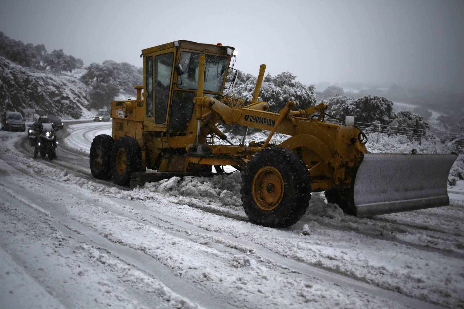 Un quitanieves trabajaba ayer por la mañana en la carretera que une San Pedro con Ronda.