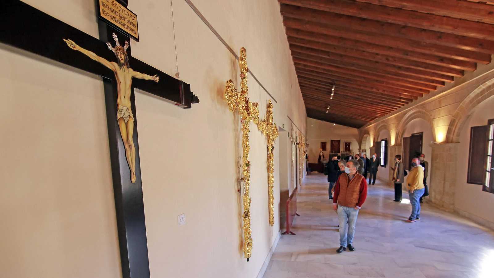 Imágenes de la magna exposición de las cofradías en Los Claustros