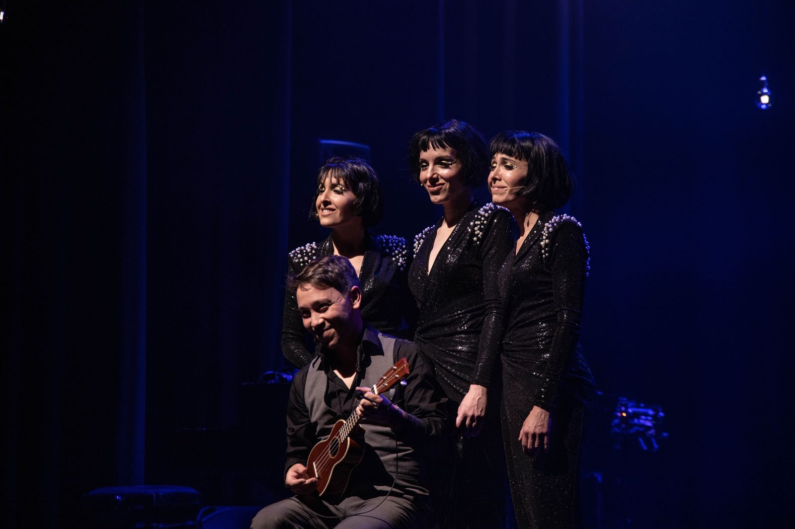 La compañía Divinas reivindica la cultura con su cabaret lunático