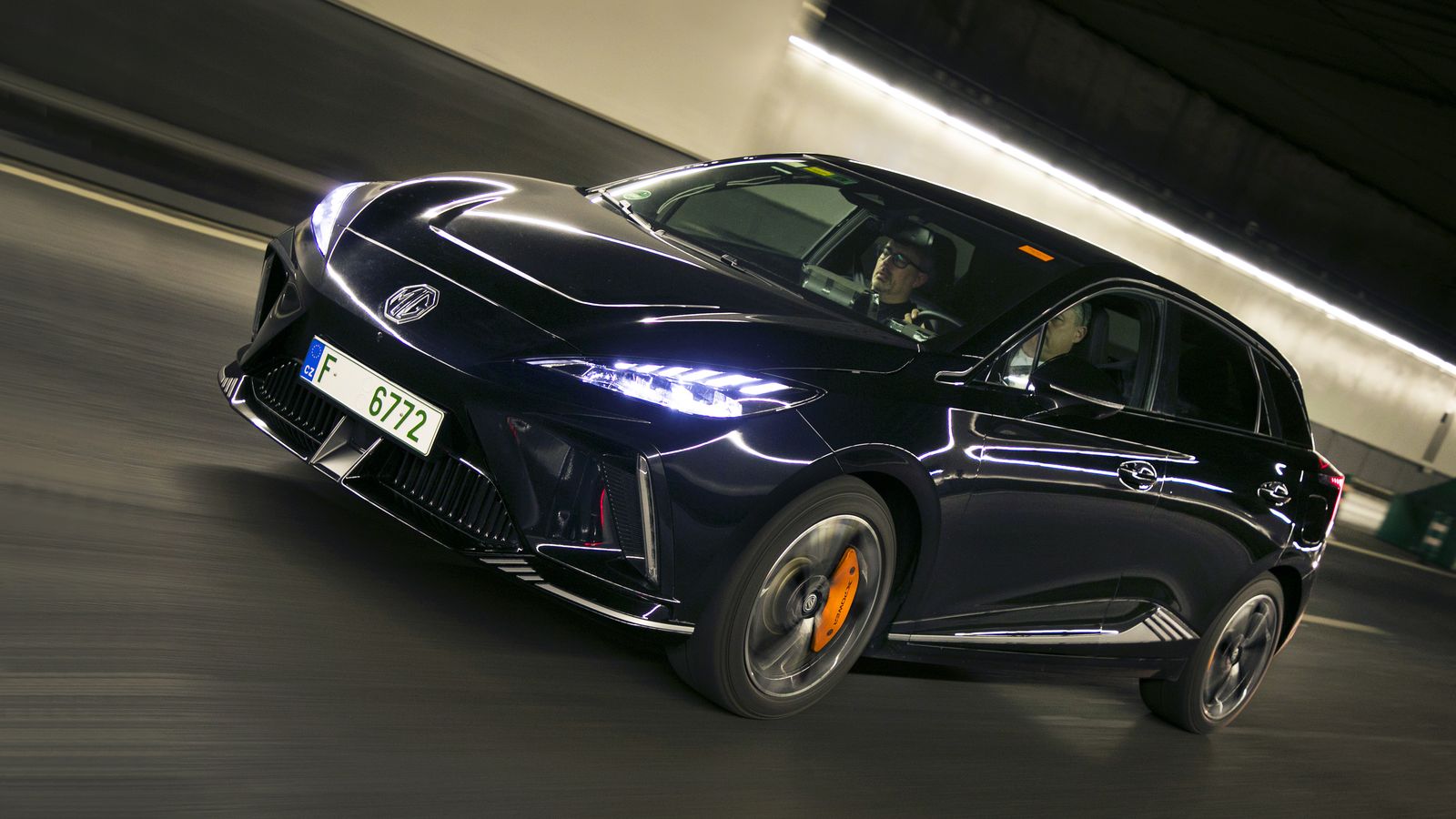 La batería de esta versión del MG4 Electric con doble motor podría ser de 77 kWh con el objetivo de superar los 500 km de autonomía, aunque MG no ha confirmado estos datos.