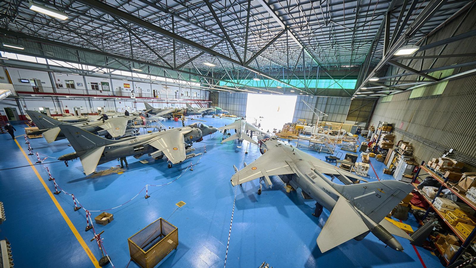 El hangar de los Harrier españoles. El hangar de los Harrier españoles.