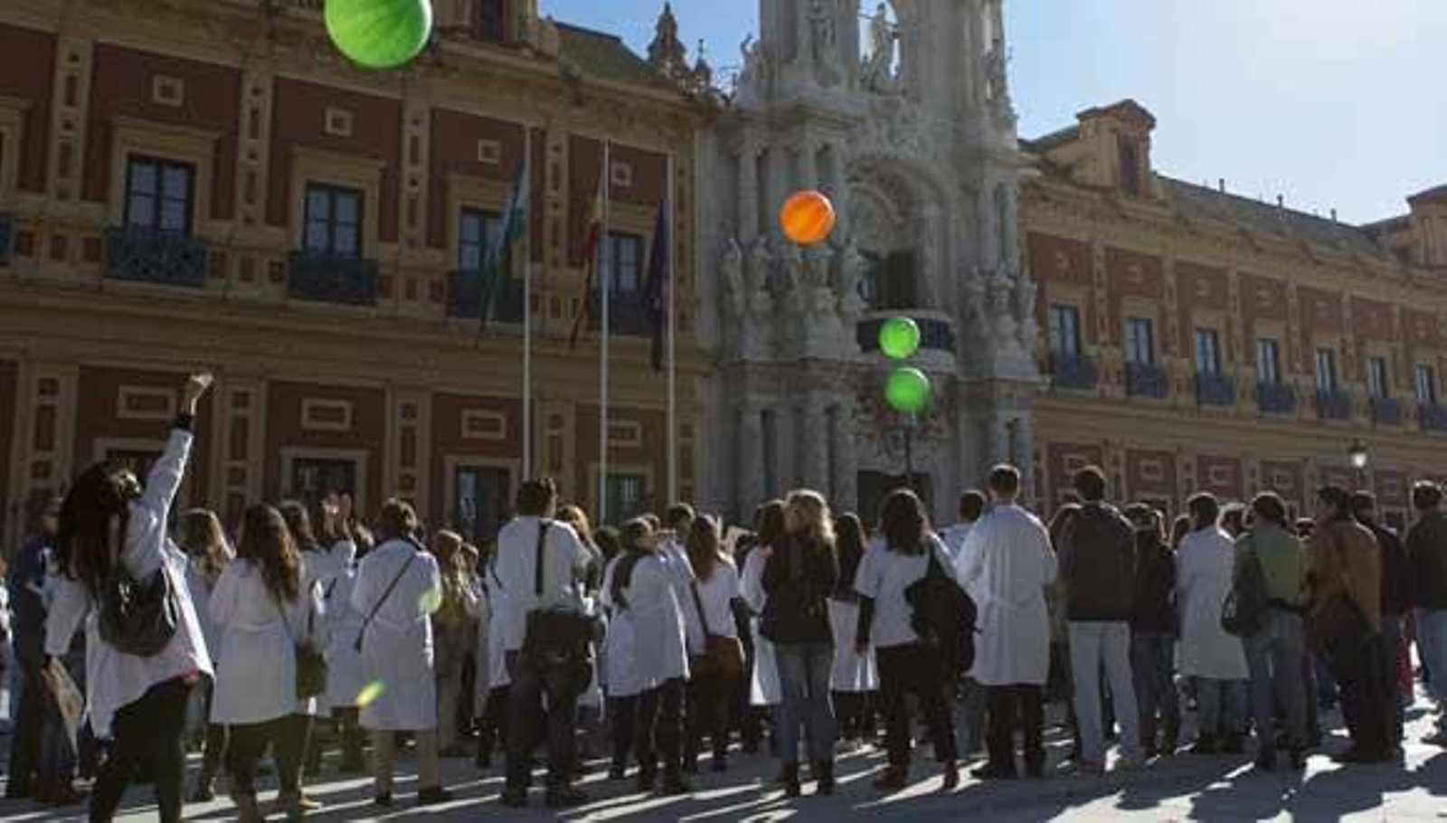 Centenares de médicos residentes se concentran ante el Parlamento