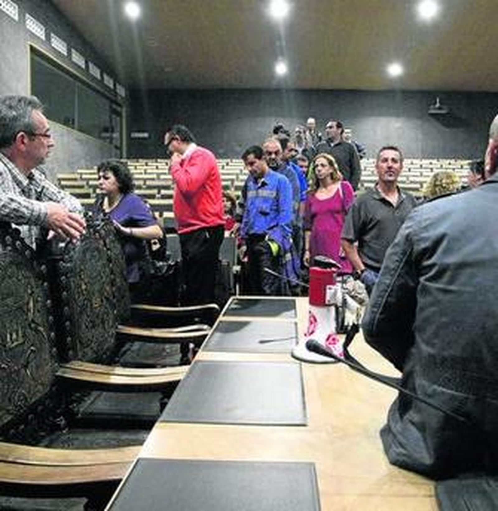 Los trabajadores municipales que acudieron a la asamblea abandonan la sala.