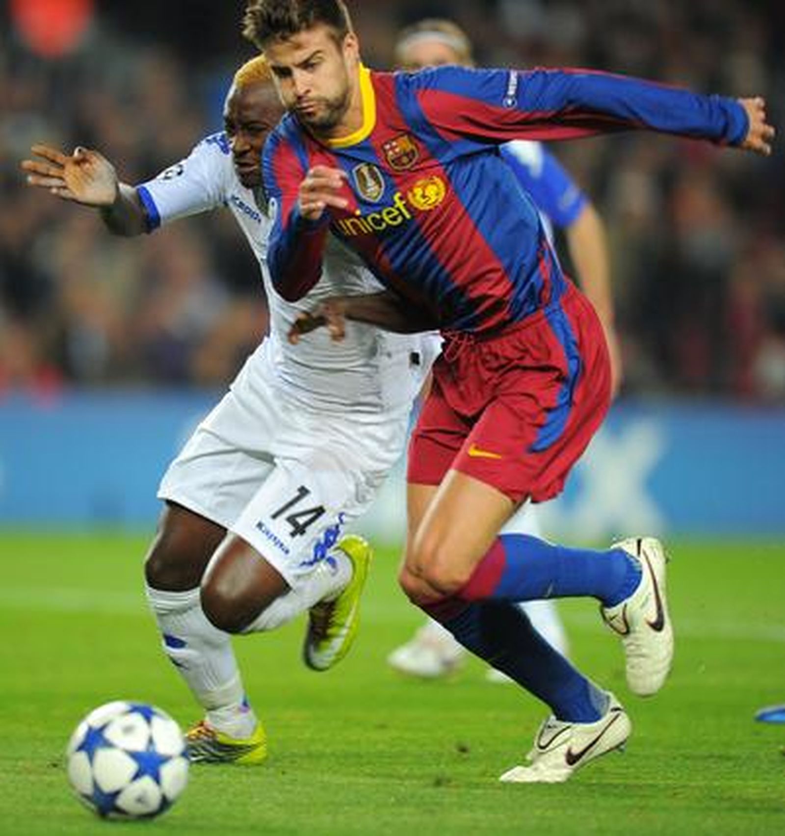 El Barcelona supera al Copenhague en el Camp Nou. / AFP