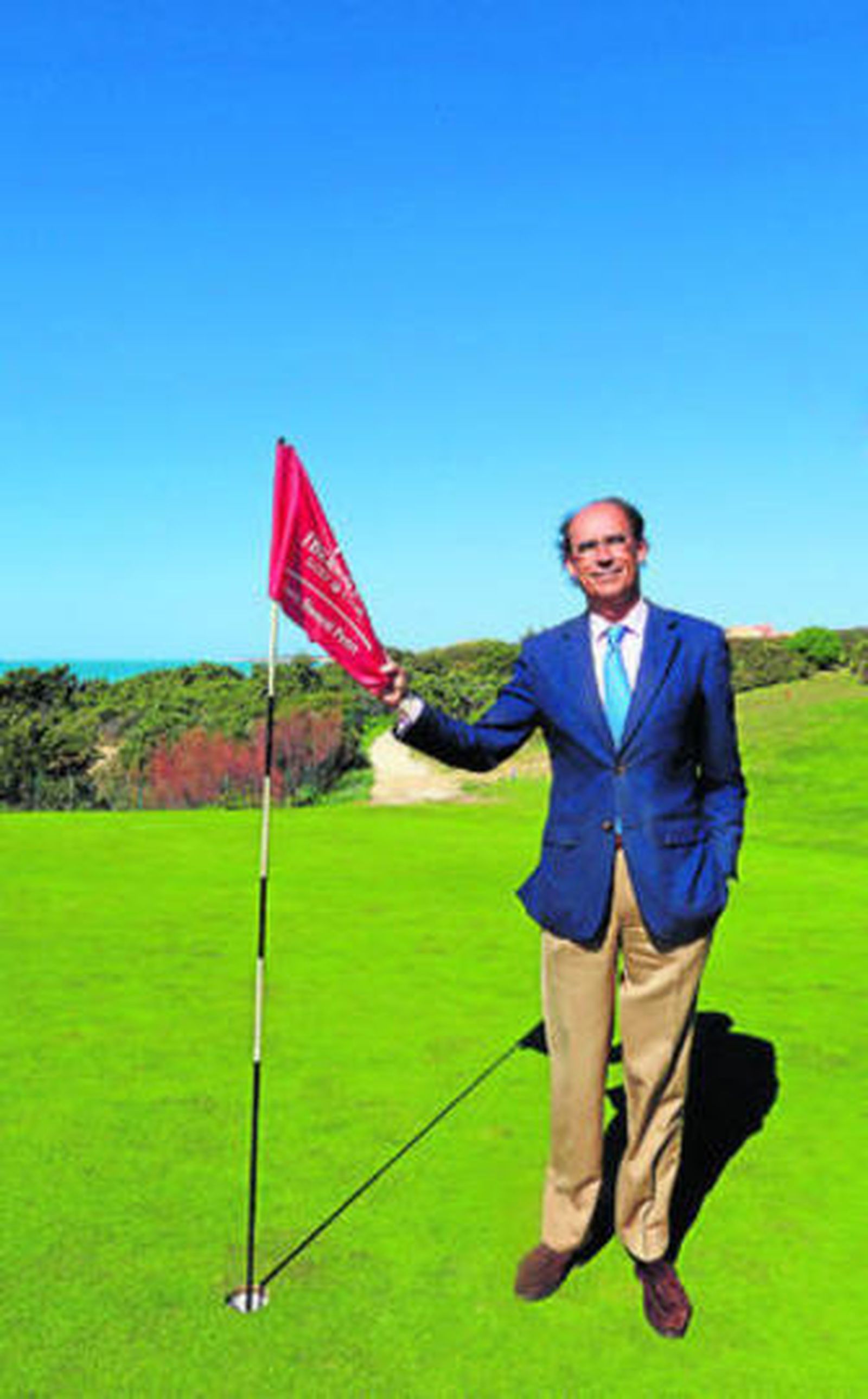 Rafael Hernández Alcalá posa junto a la bandera del hoyo 6 del recorrido Mar y Pinos de Golf Novo.