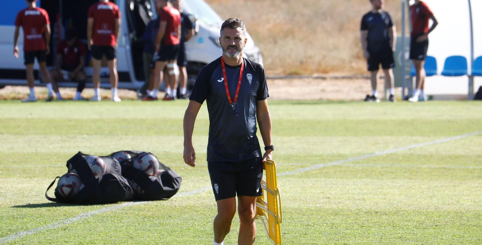 Iván Ania, en un entrenamiento del Córdoba CF de esta semana. Iván Ania, en un entrenamiento del Córdoba CF de esta semana.