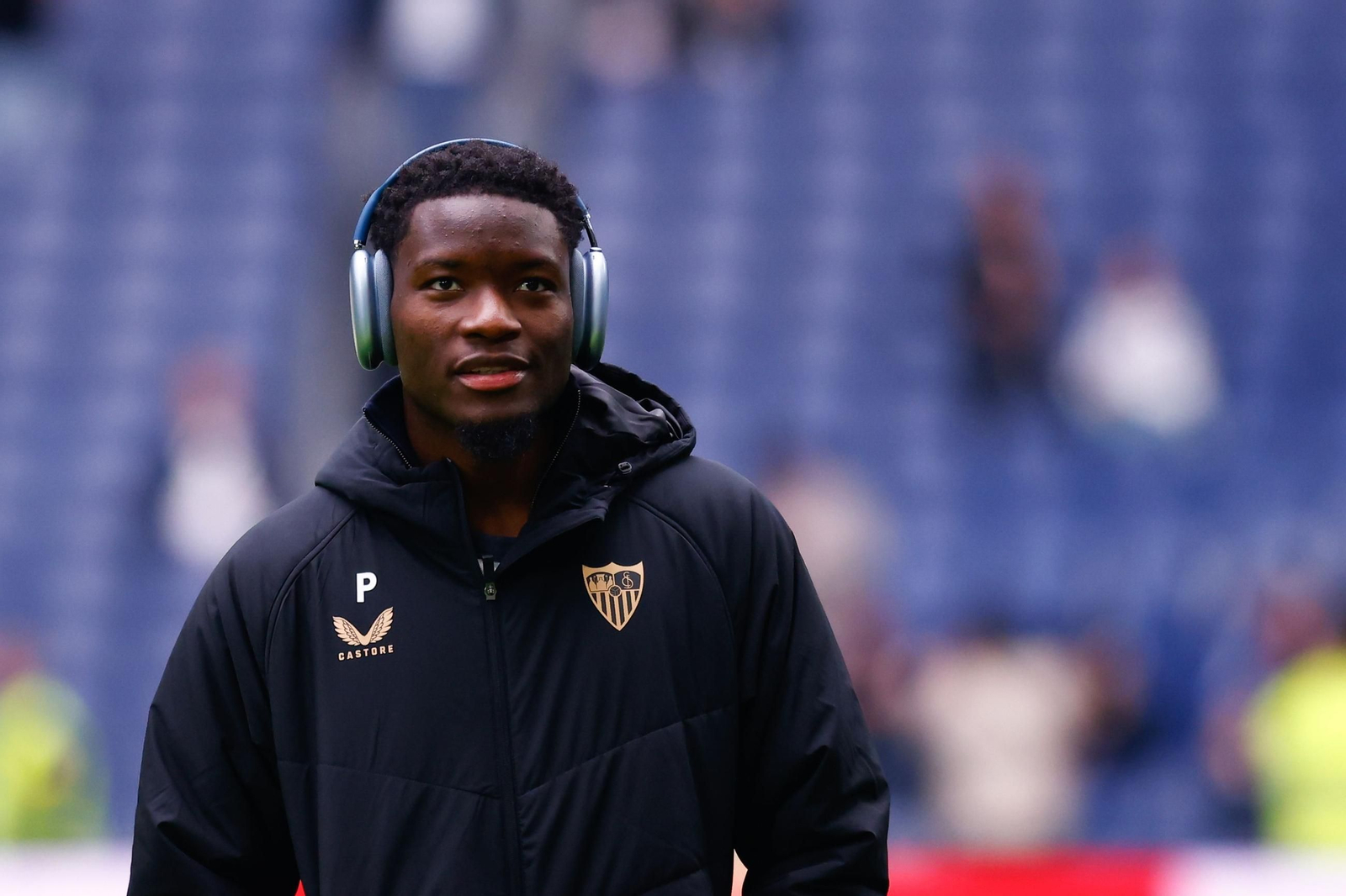Lucien Agoume, en un partido del Sevilla antes de empezar.