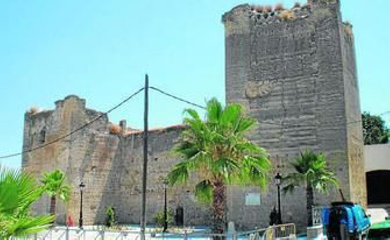 El monumento, con la torre del Homenaje en muy mal estado.