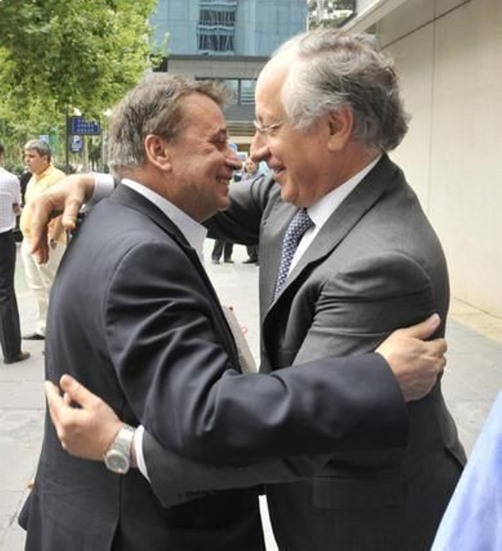 El abogado y editor Jeronimo Páez saluda a Juan María Nin.

Foto: Juan Carlos Vázquez y Victoria Hidalgo