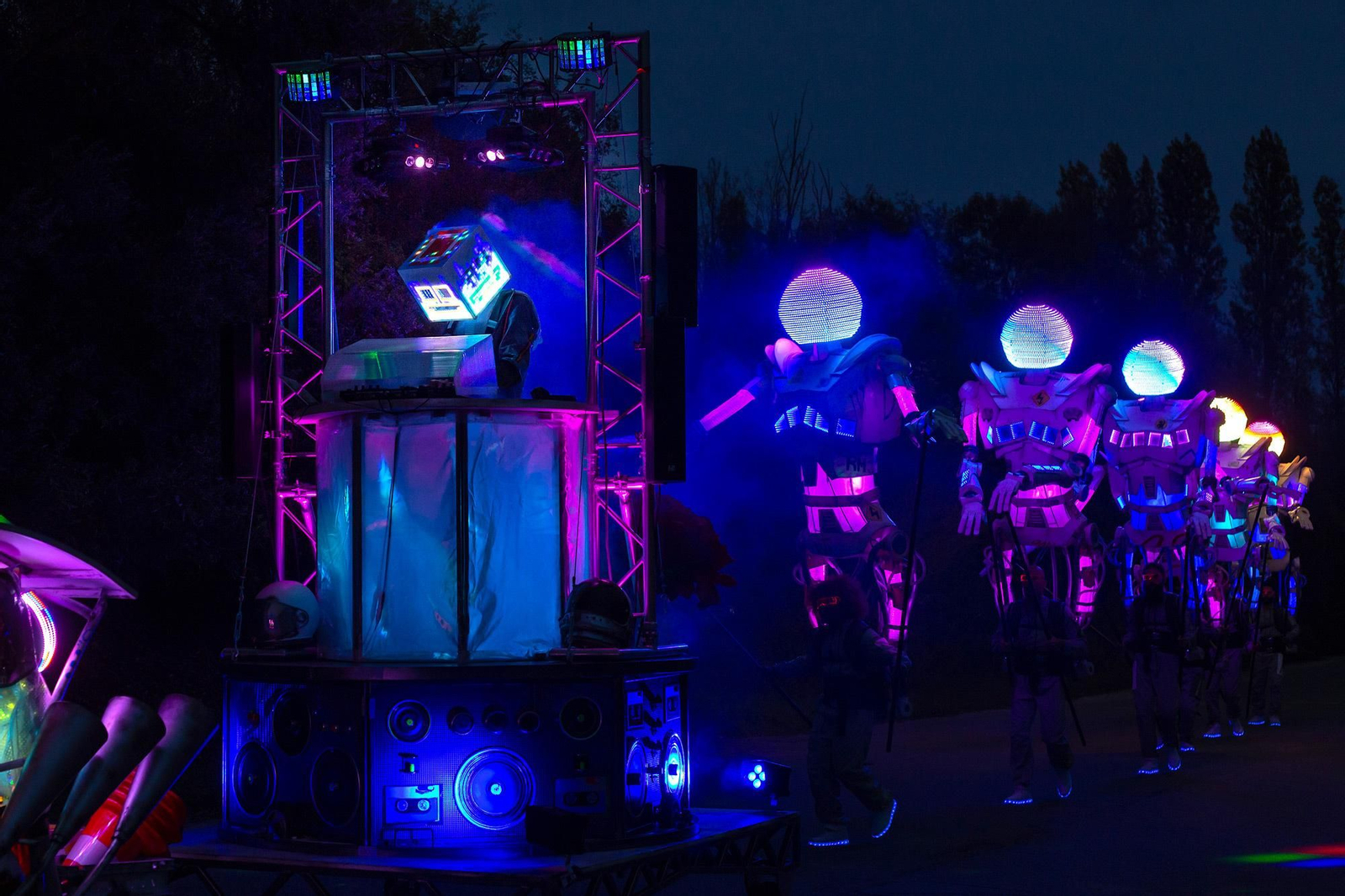 Los robots marioneta del espectáculo de la compañía francesa Remue Menage