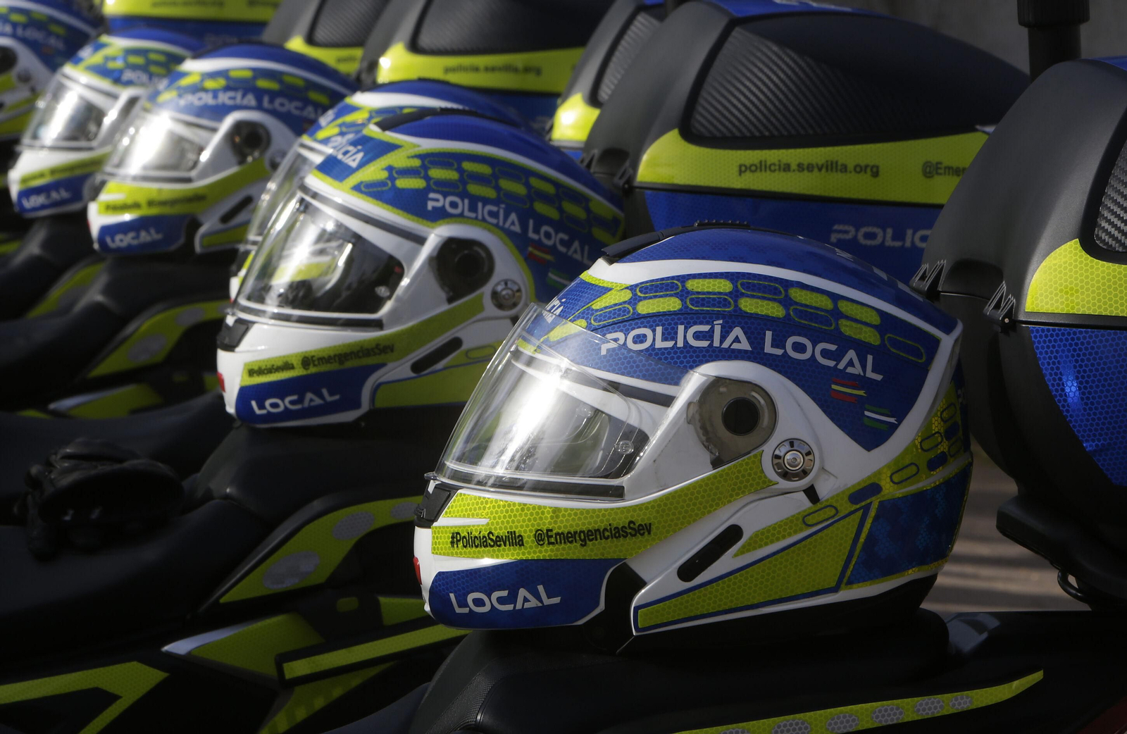 Cascos y motos de la Policía Local de Sevilla.