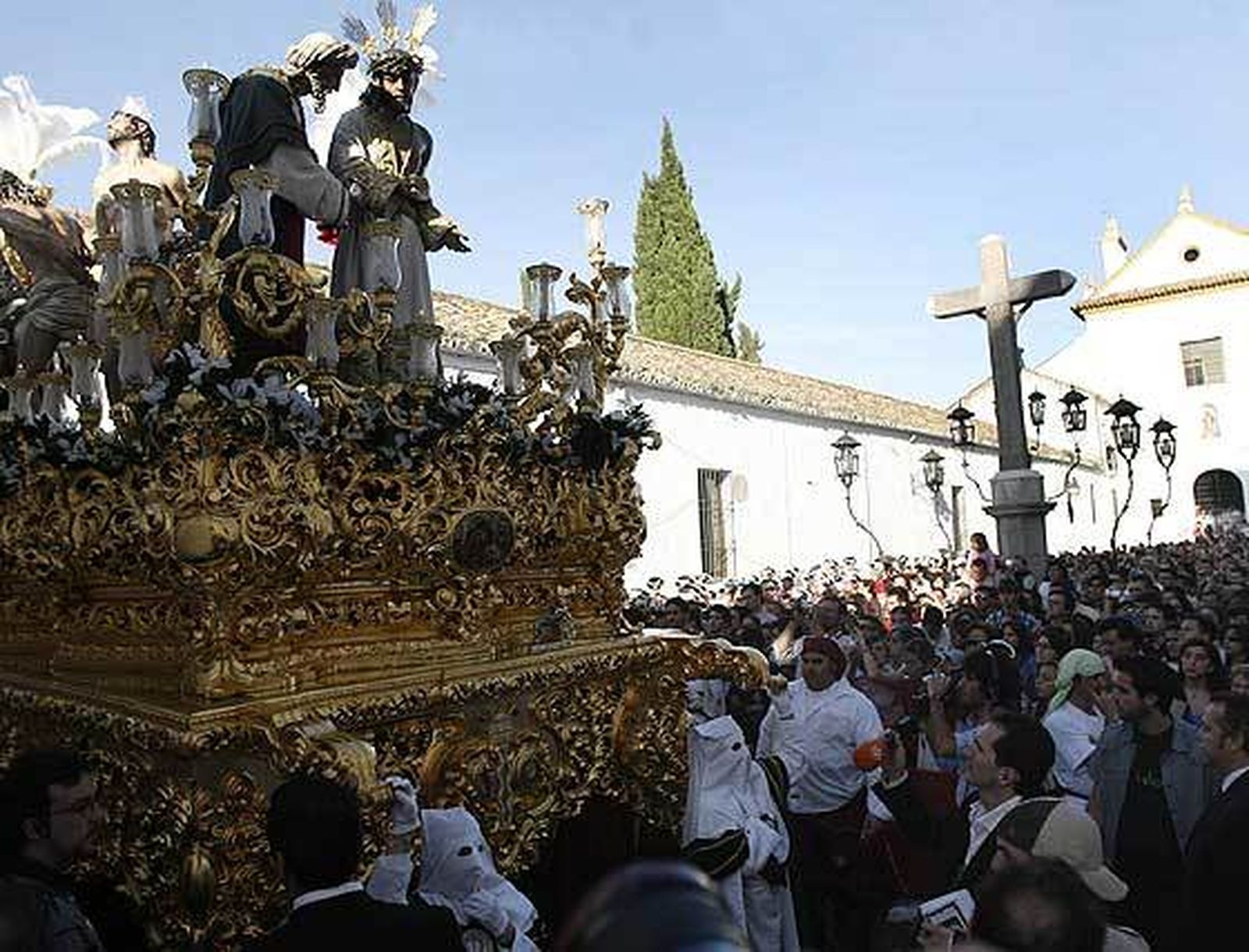 Tarde de blanco y plata en Capuchinos