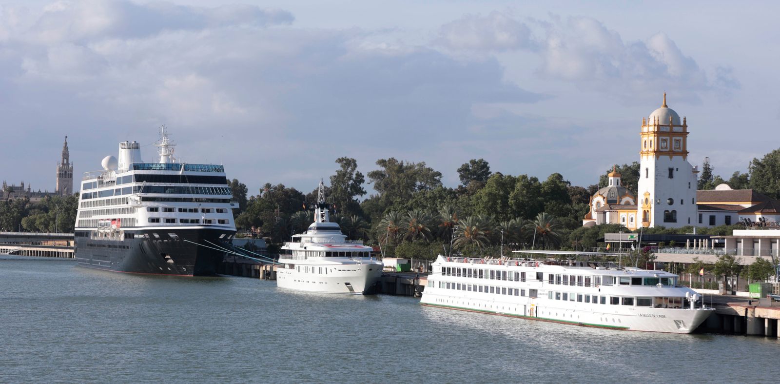 Cruceros atracados en el Puerto de Sevilla.