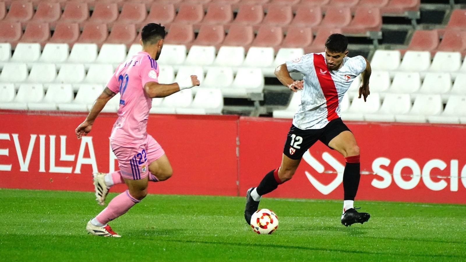 Raúl Navas persigue al sevillista Pascual.