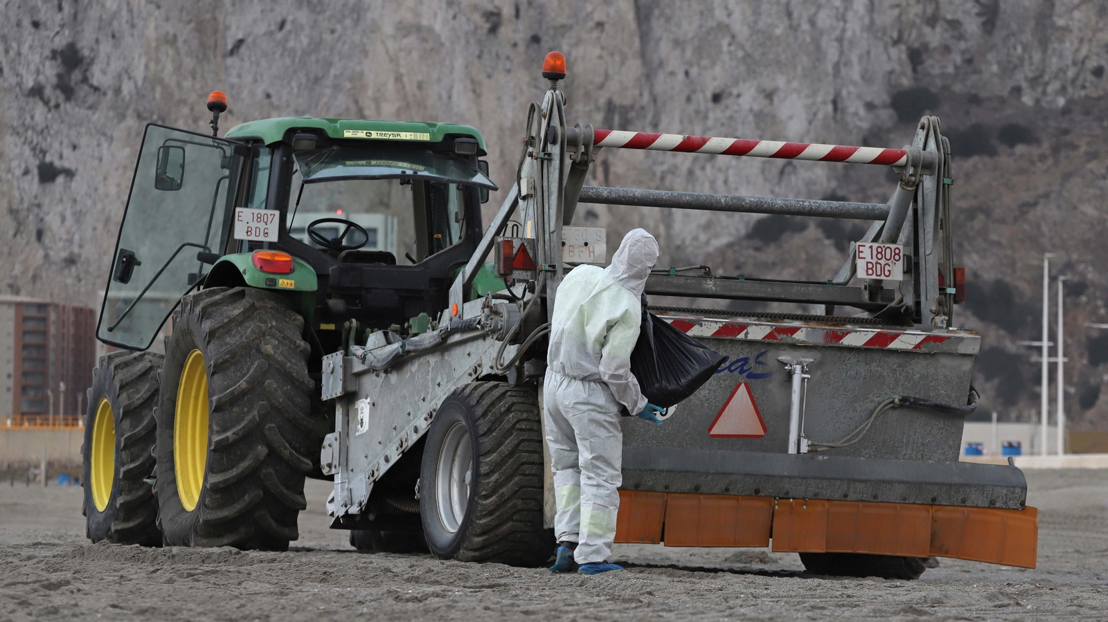 Fotos de las labores de limpieza en la playa de Santa Barbara por el nuevo vertido del 'OS 35' en La Línea