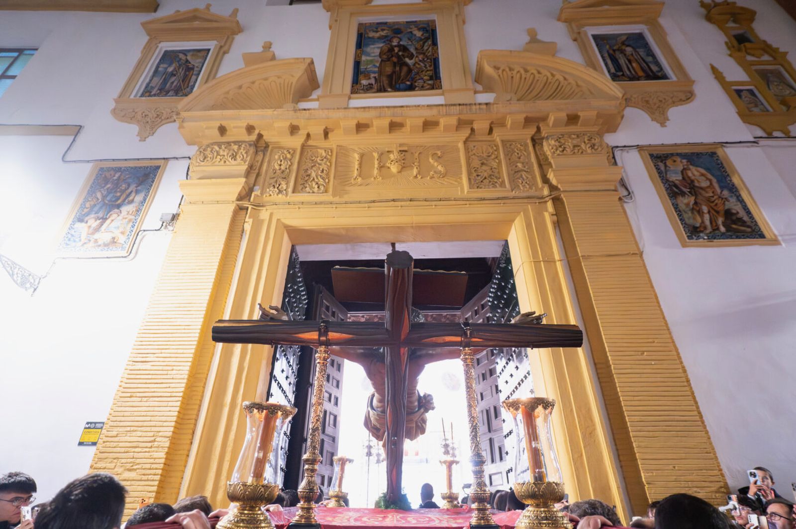El Cristo de las Almas entra en el Sagrado Corazón, templo fundacional de la hermandad