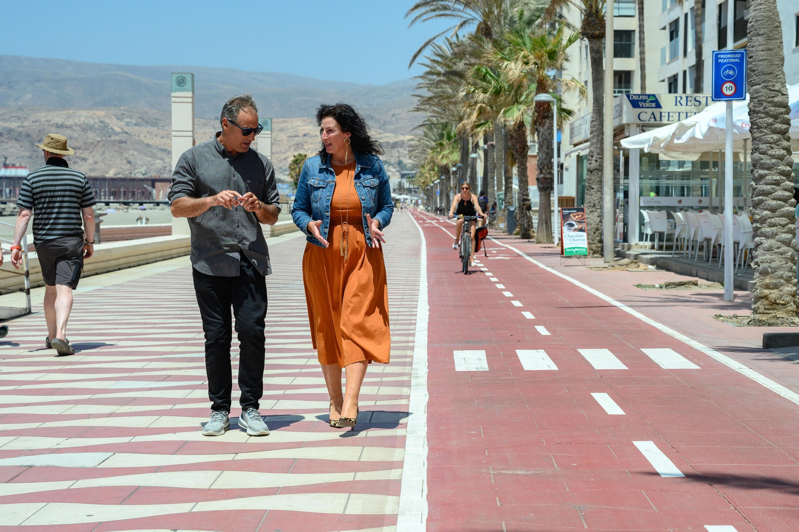 María del Mar Vázquez y Antonio Jesús Casimiro comprueban la evolución de los trabajos en el paseo marítimo.