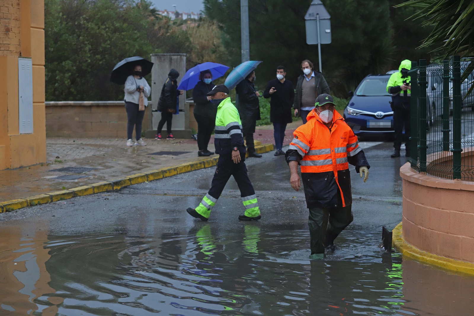 Un operario de mantenimiento de la urbanización levanta una alcantarilla.
