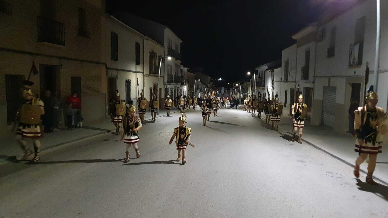 Lunes Santo en Castro del Río: La ofrenda floral de las escoltas romanas, en fotografías