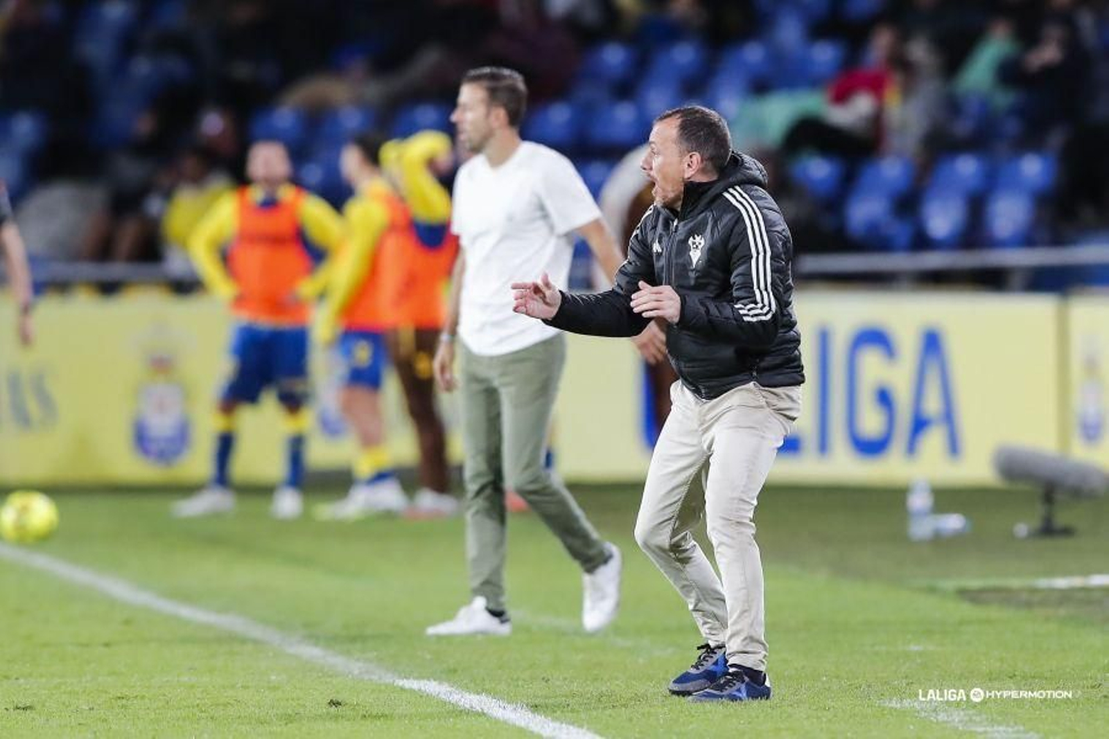 Alberto González dirigiendo a su equipo en el duelo ante Las Palmas.