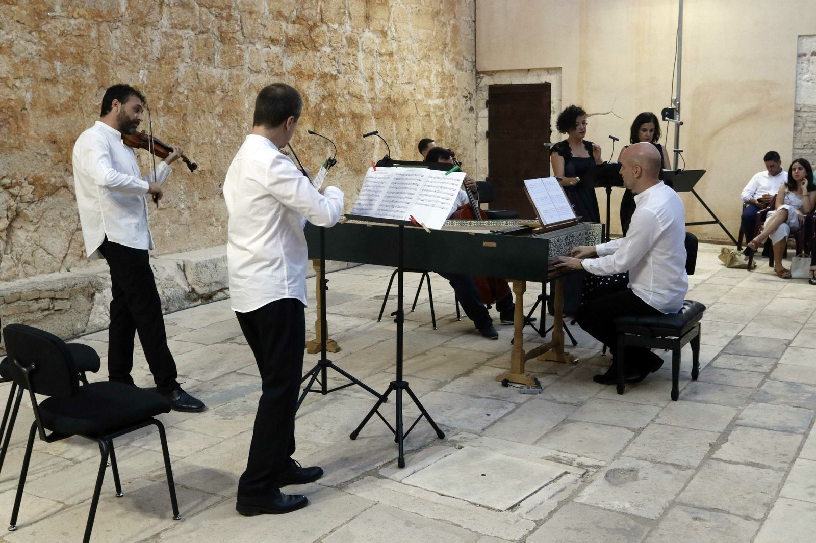 Fotogalería de Música Trobada en su concierto en el patio del Castillo de Vélez Blanco