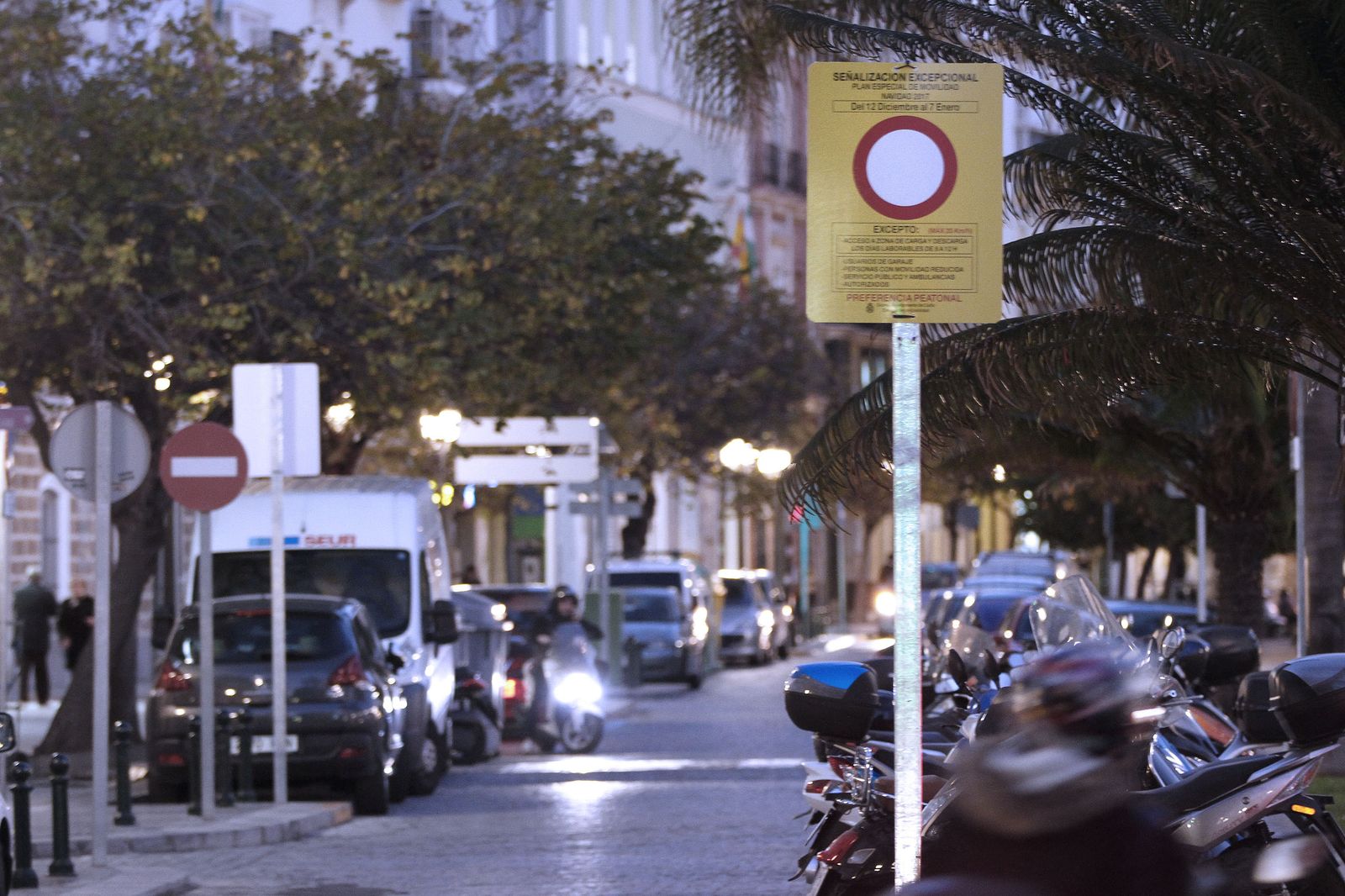 La calle Beato Diego, sin diferencia de altura entre el acerado y la calzada, como se pretende implantar en todo el casco histórico.