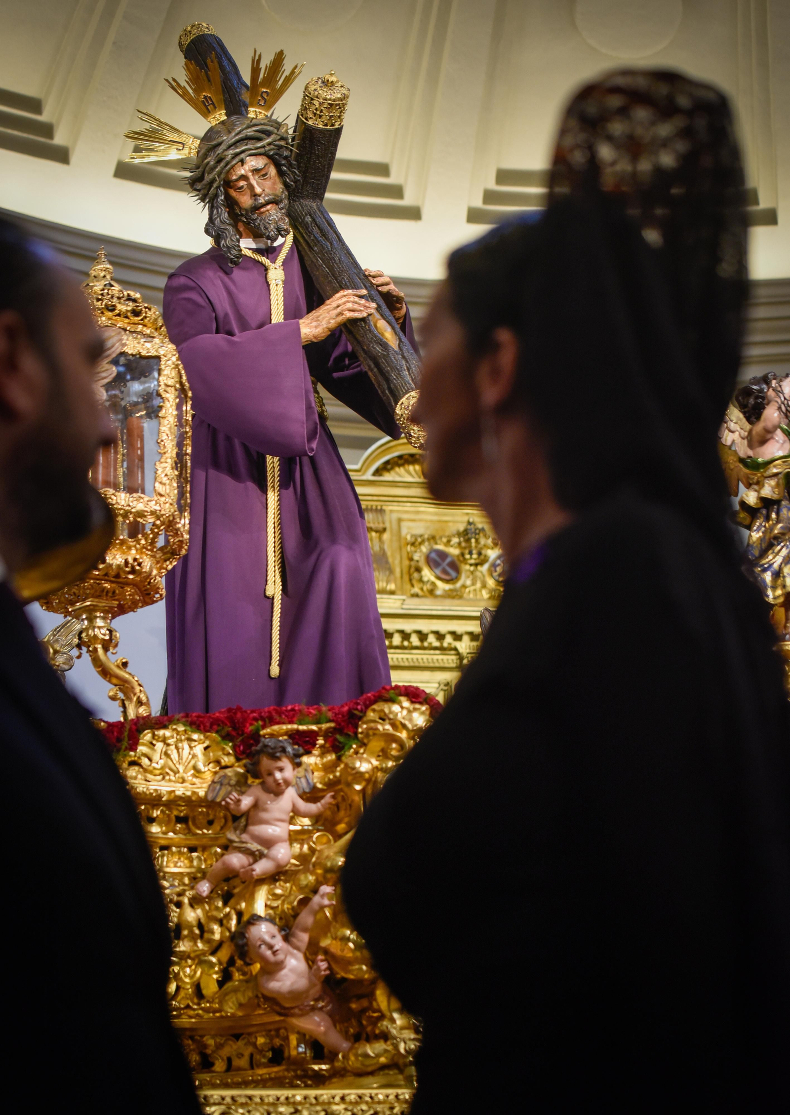 Las imágenes del ambiente en la Macarena y el Gran Poder el Jueves Santo en la Semana Santa de Sevilla 2024