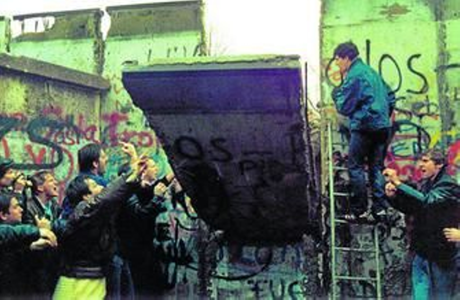 Momento en el que cientos de berlineses derriban uno de los paneles de cemento que constituían la célebre barrera.