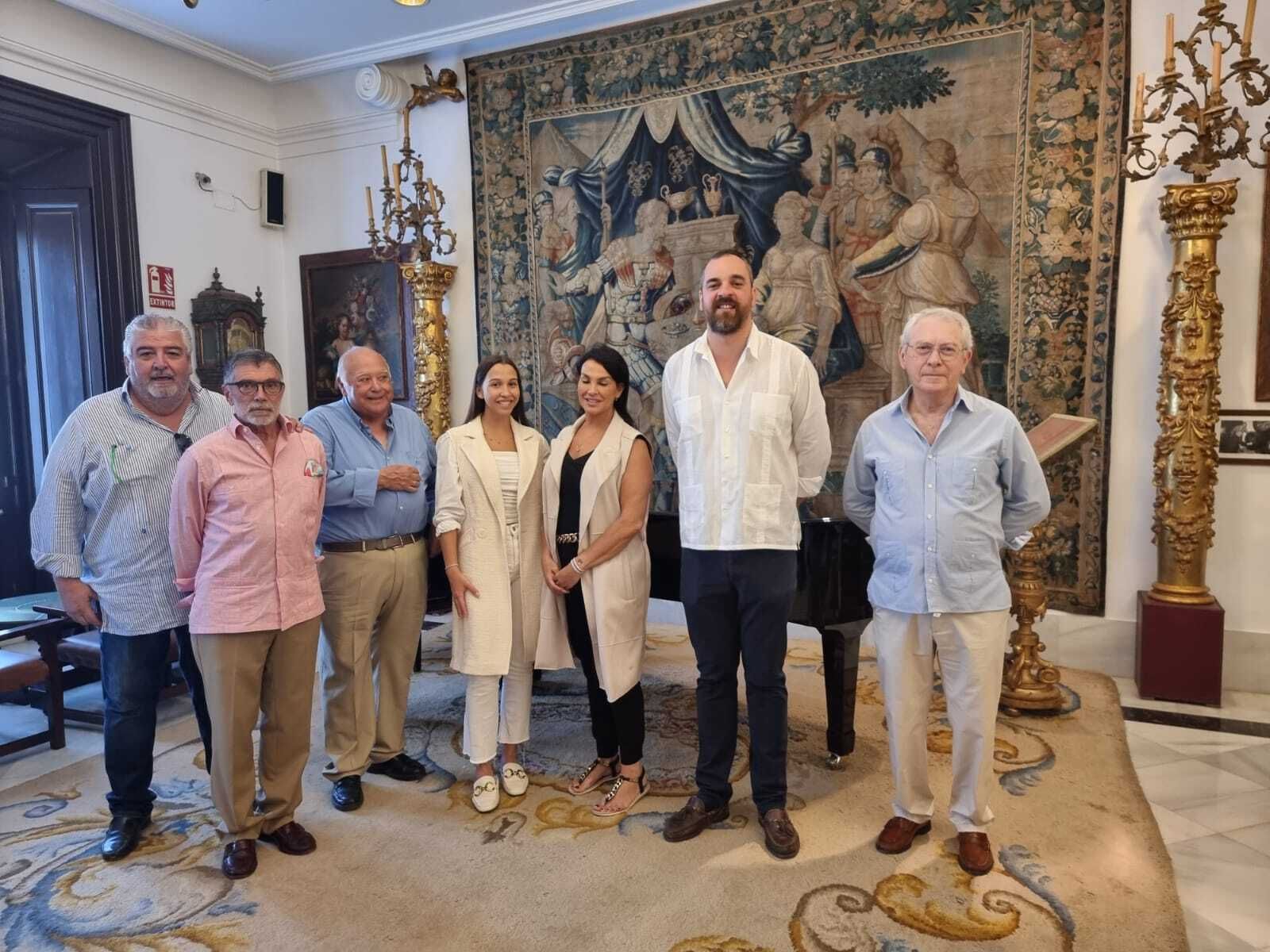 Miembros de la Orden del Volante de Oro con la homenajeada.