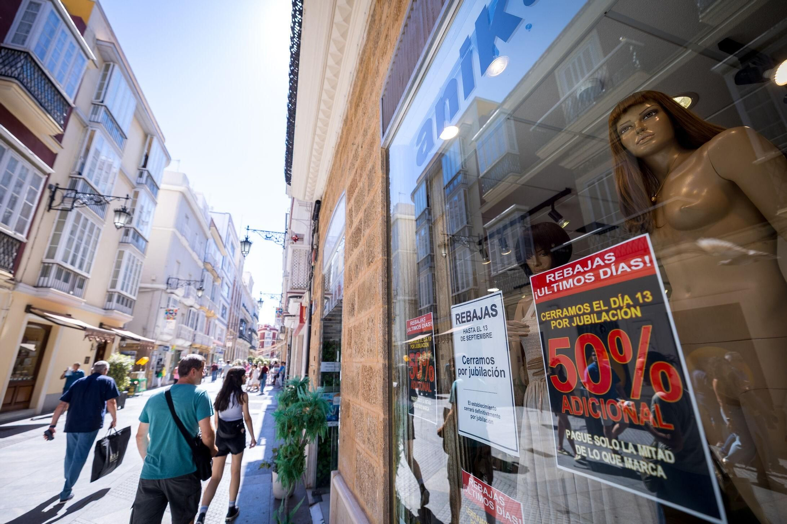 Una imagen del escaparate de la tienda Anika en la calle Ancha estos últimos días antes del cierre.