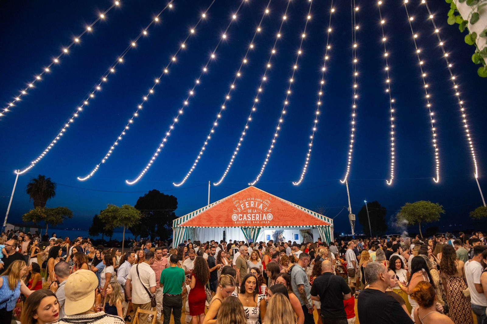 Las imágenes de la primera noche de la Feria de San Juan en La Casería