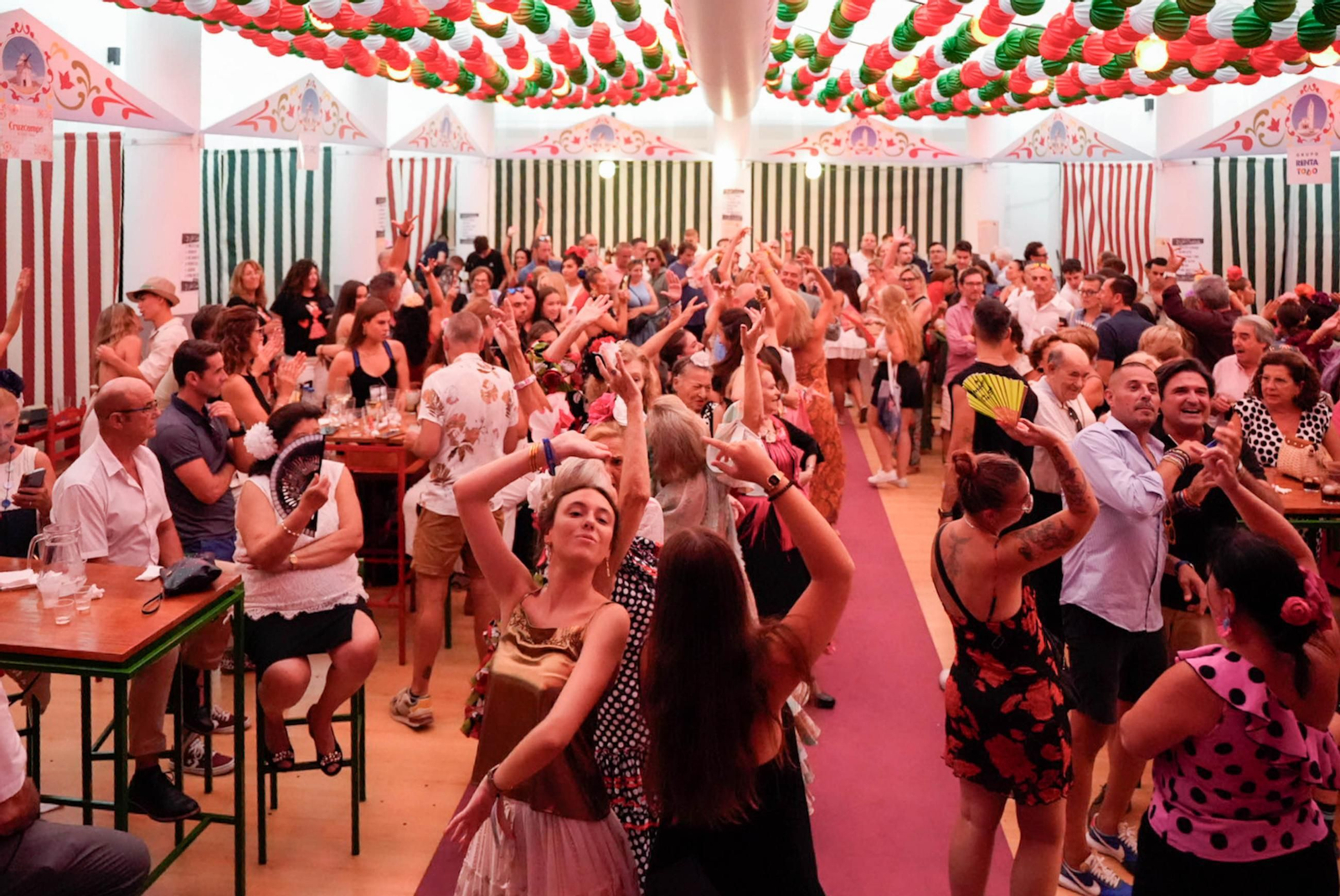 Así bailan en el concurso de sevillanas de La Lola de la fería de Almería