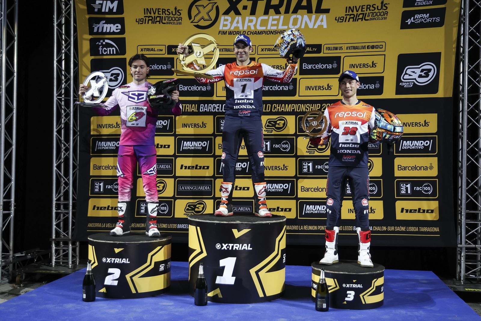 Toni Bou y Gabriel Marcelli, primero y tercero en el podio en el reciente X-Trial de Barcelona.