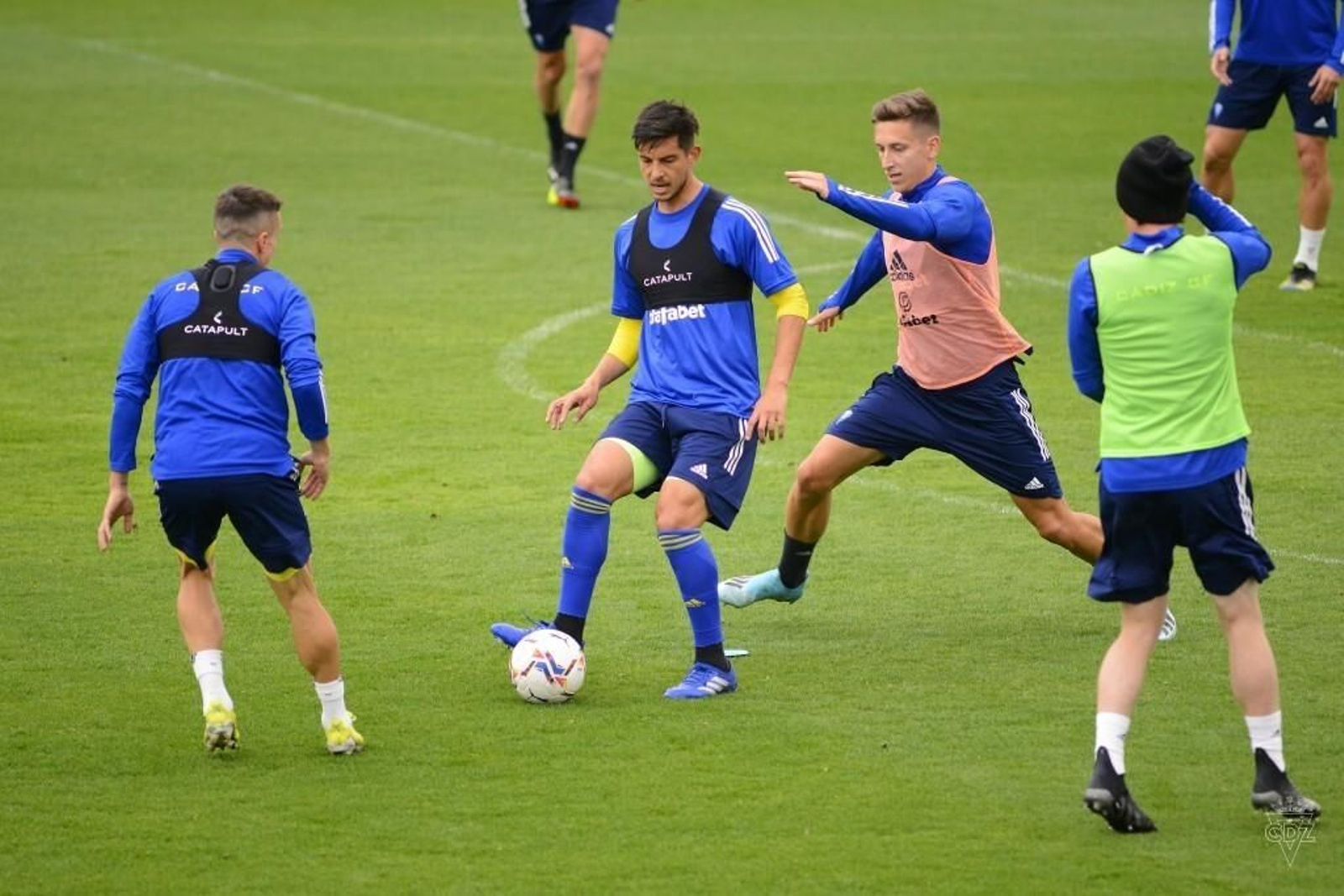 Marcos Mauro con el balón en una sesión.