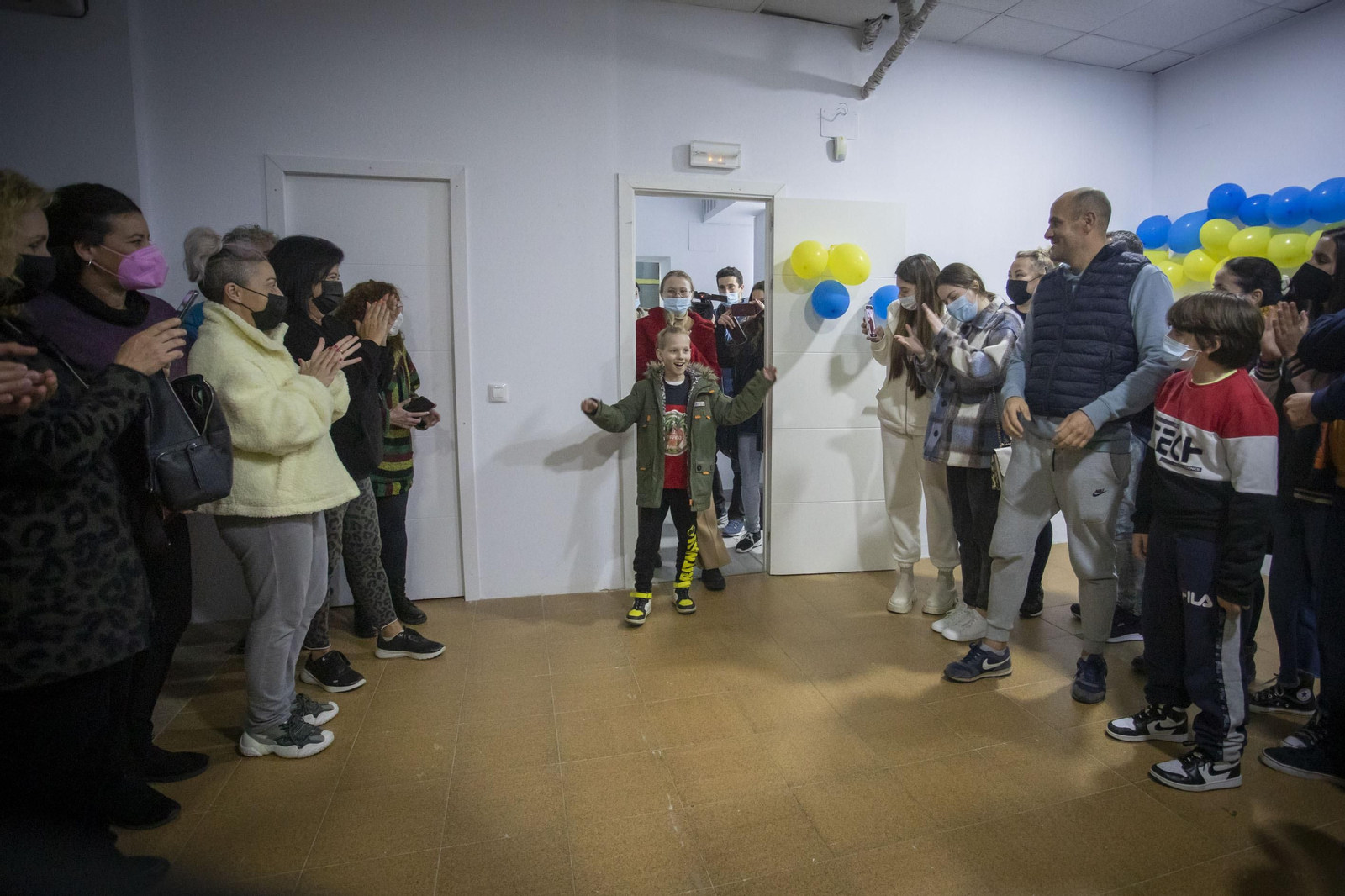 Imágenes del recibimiento en Chiclana a un grupo de refugiados ucranianos