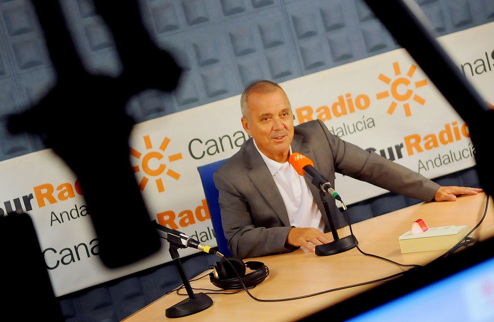 Tom Martín Benítez, conductor del veterano matinal de Canal Sur Radio.