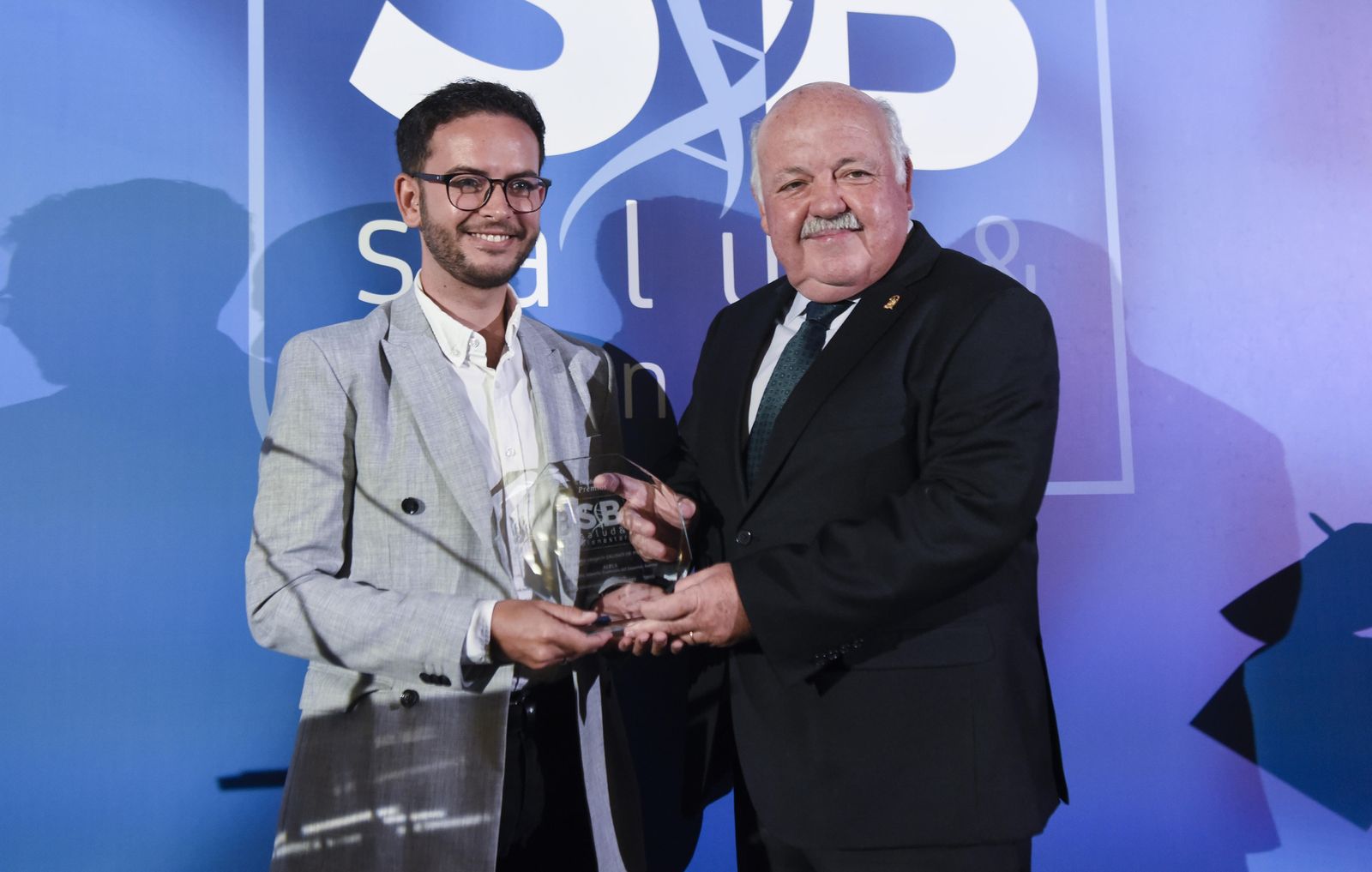 Francisco Camuñez, coordinador técnico de la Asociación Altea, recogió el premio de la mano del Consejero de Salud, Jesús Aguirre.