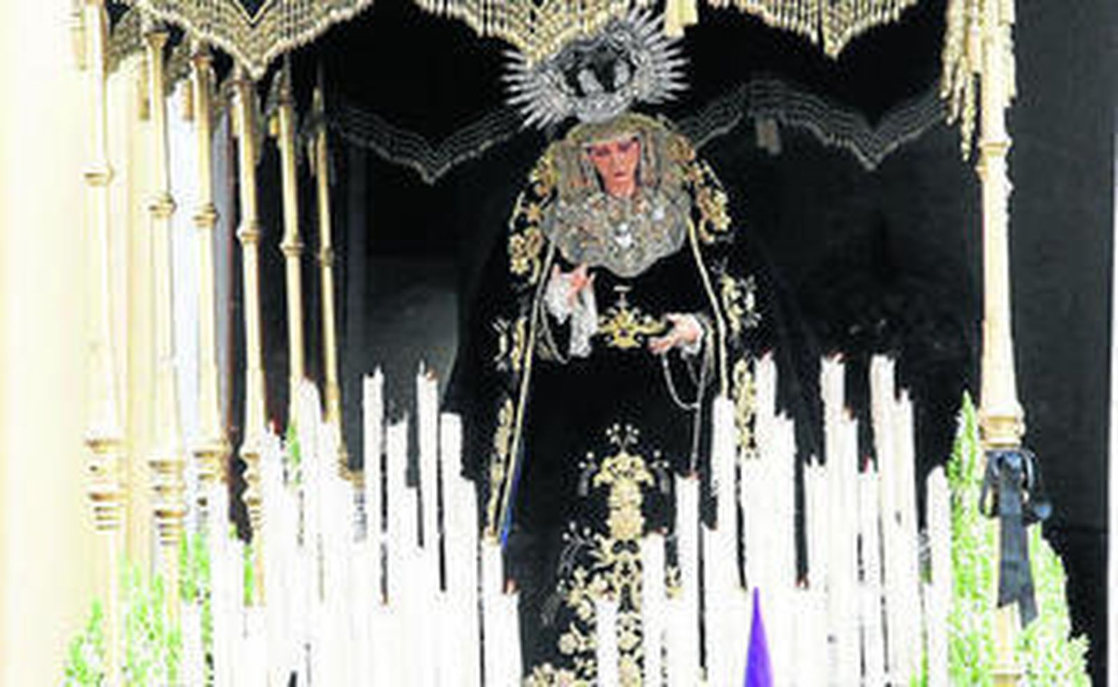 La imagen de Nuestra Señora de los Dolores en su paso de palio.