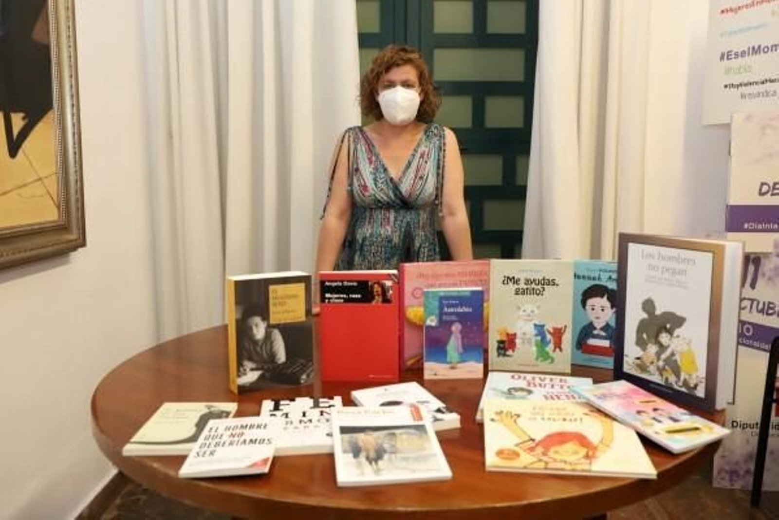 La delegada de Igualdad, Alba Doblas junto con el material que se incorporará a las bibliotecas.