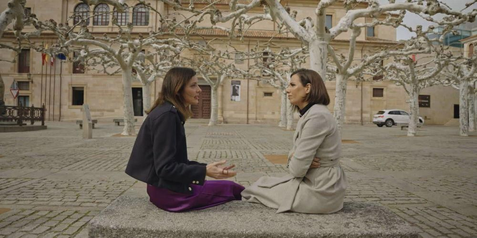 Nevenka Ferández es entrevistada por Ana Pastor en una céntrica plaza de Zamora