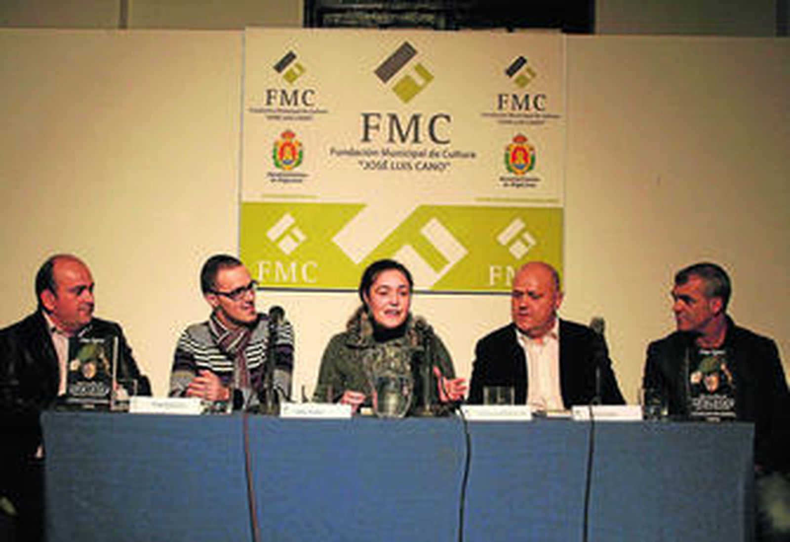 Manuel González, Diego Arjona, Inmaculada Nieto, Alberto Santos y Miguel Vega, durante la presentación del libro del artista algecireño, ayer.