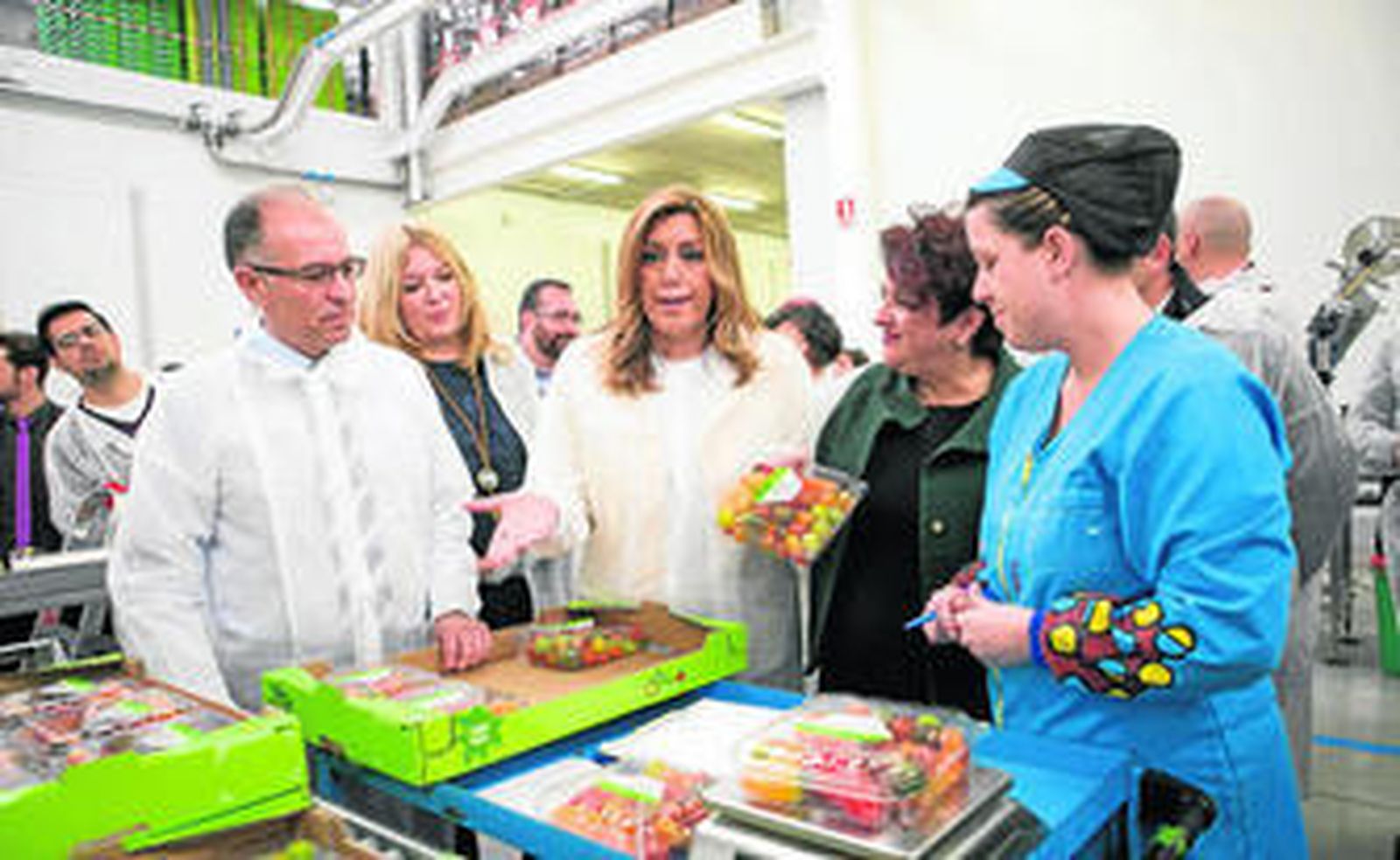 Susana Díaz visitó ayer una cooperativa hortofrutícola de Motril.