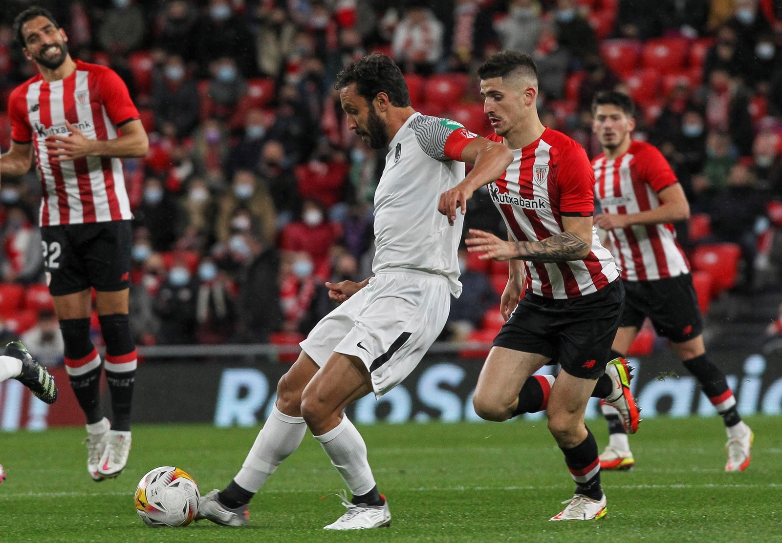 Germán recibe la presión de Sancet en un Athletic-Granada en la máxima categoría.