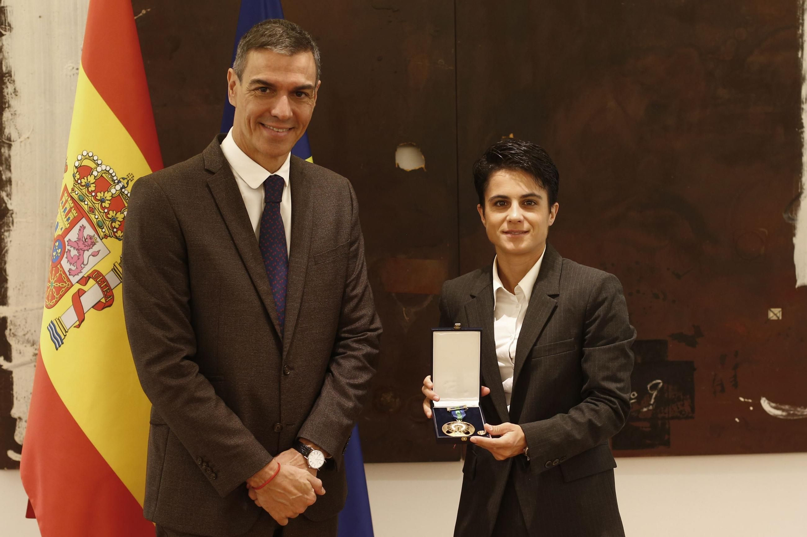 Pedro Sánchez entrega la Medalla de Oro de la Real Orden del Mérito Deportivo a la atleta María Pérez